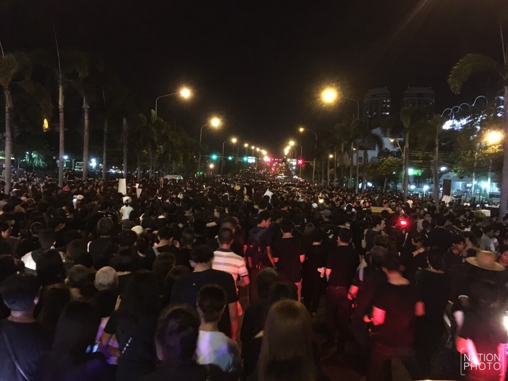สะพานพระปิ่นเกล้า การจราจรอัมพาต ปชช.แน่นเต็มพื้นที่ สะพานพระปิ่นเกล้า การจราจรอัมพาต ปชช.แน่นเต็มพื้นที่