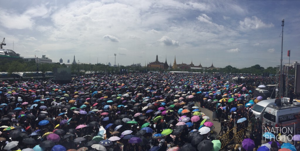 ปิดเส้นทางรอบพระบรมมหาราชวังเป็นถนนคนเดิน 
ปชช.หลั่งไหลแสดงความอาลัย-ร้องเพลงสรรเสริญฯ