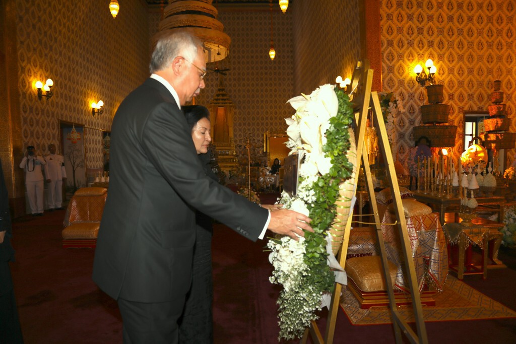 นายกรัฐมนตรีมาเลเซีย วางพวงมาลาถวายราชสักการะพระบรมศพ