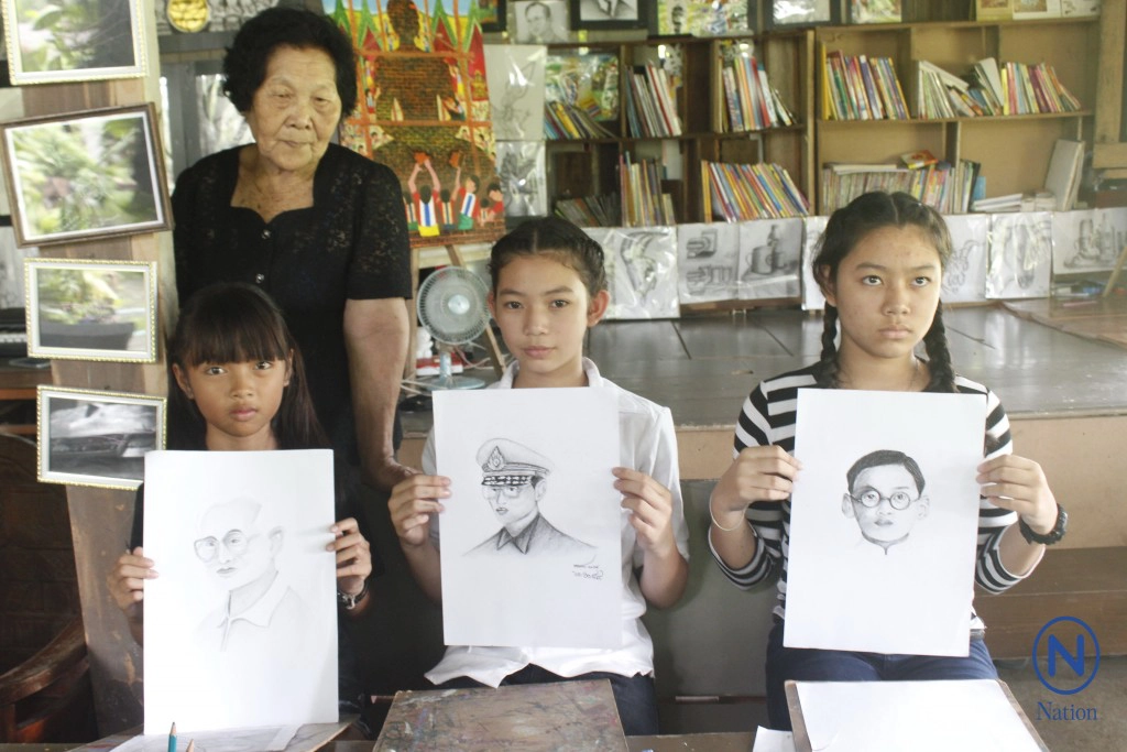2 ครูศิลปะรุ่นจิ๋ว ดึงลูกศิษย์วาดภาพลายเส้น ในหลวง ร.9 หวังทำเป็นแกลลอรี่
