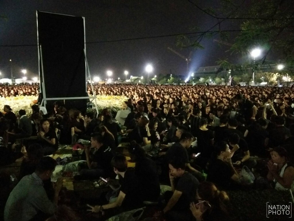 สุดประทับใจ! ภาพชุดที่4 ประชาชนร่วมจุดเทียน ร้องเพลง"สรรเสริญพระบารมี" กึกก้องสนามหลวง สุดประทับใจ! ภาพชุดที่4 ประชาชนร่วมจุดเทียน ร้องเพลง"สรรเสริญพระบารมี" กึกก้องสนามหลวง