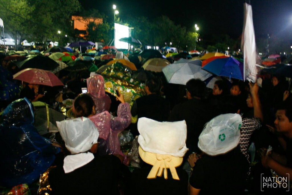 ประชาชนยังคงเฝ้ารอการจุดเทียน ในเวลา 22.00 น. แม้มีฝนตกลงมาที่ท้องสนามหลวง ประชาชนยังคงเฝ้ารอการจุดเทียน ในเวลา 22.00 น. แม้มีฝนตกลงมาที่ท้องสนามหลวง