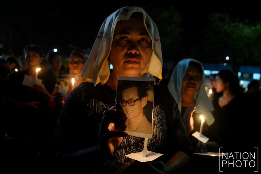 สุดประทับใจ! ภาพชุดที่3 ประชาชนร่วมจุดเทียน ร้องเพลง"สรรเสริญพระบารมี" กึกก้องสนามหลวง สุดประทับใจ! ภาพชุดที่3 ประชาชนร่วมจุดเทียน ร้องเพลง"สรรเสริญพระบารมี" กึกก้องสนามหลวง