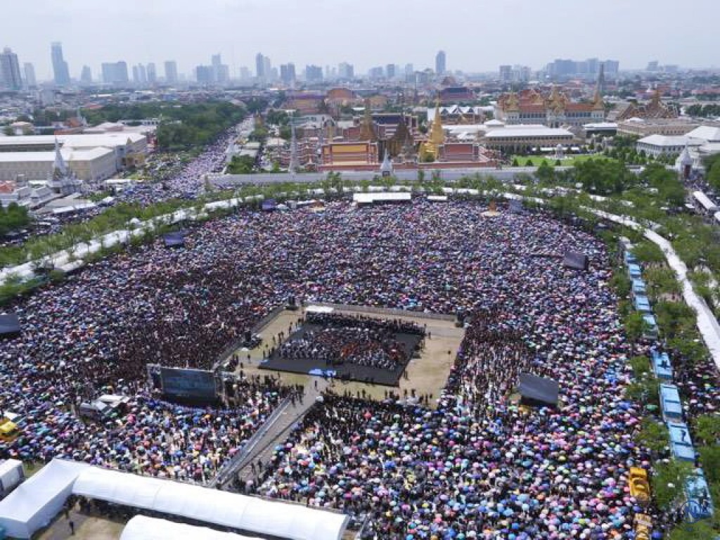 ภาพมุมสูง ปชช.ร่วมร้องเพลง 'สรรเสริญพระบารมี' ภาพมุมสูง ปชช.ร่วมร้องเพลง 'สรรเสริญพระบารมี'
