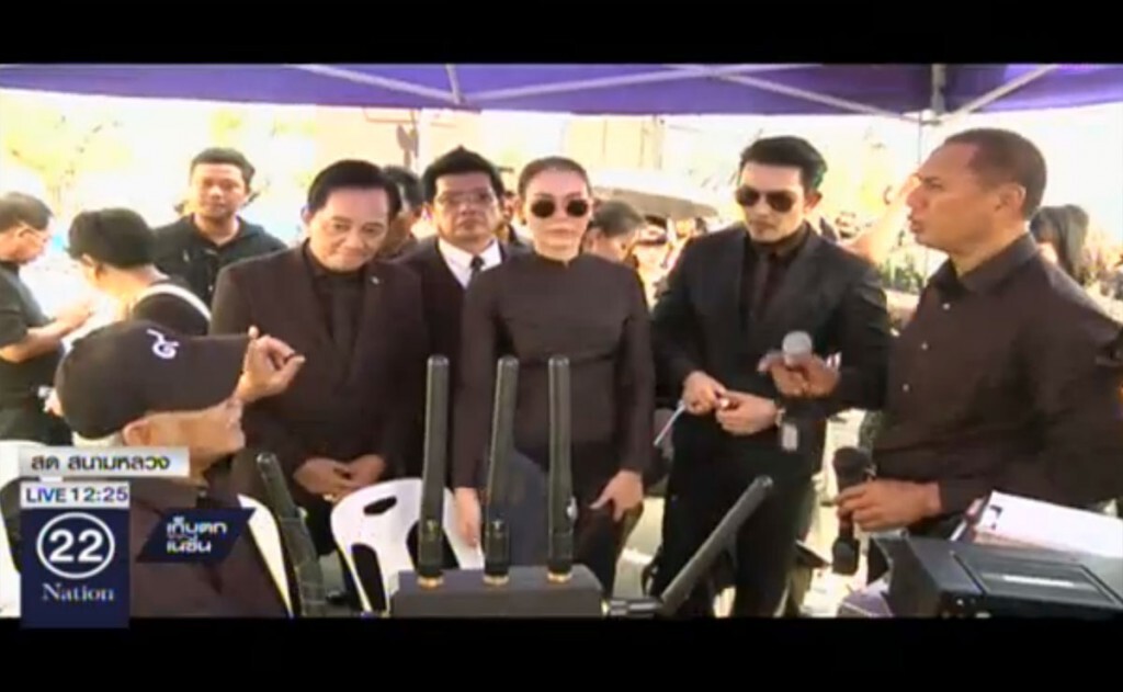 คนบันเทิงรวมใจร่วมร้อง "สรรเสริญพระบารมี" คนบันเทิงรวมใจร่วมร้อง "สรรเสริญพระบารมี"