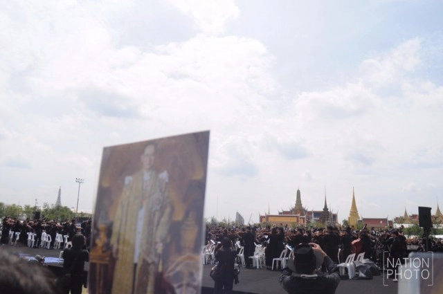 "อ.สมเถา" นำวงออร์เคสตรา และคอรัส 100 คน 
ซ้อมร้องเพลง "สรรเสริญพระบารมี"