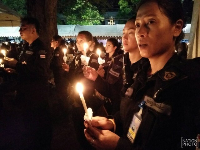 สุดประทับใจ! ภาพชุดที่4 ประชาชนร่วมจุดเทียน ร้องเพลง"สรรเสริญพระบารมี" กึกก้องสนามหลวง