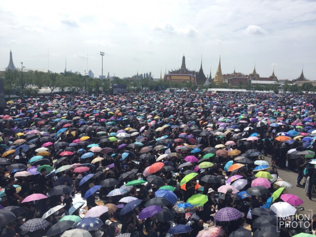 ประชาชนร่วมร้องเพลง สรรเสริญพระบารมี ครั้งประวัติศาสตร์