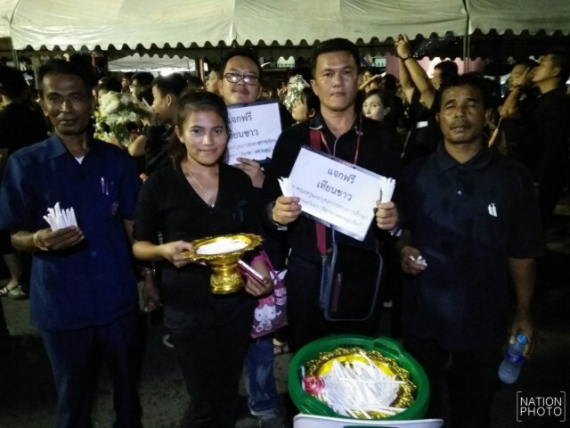 สุดประทับใจ! ภาพชุดที่4 ประชาชนร่วมจุดเทียน ร้องเพลง"สรรเสริญพระบารมี" กึกก้องสนามหลวง