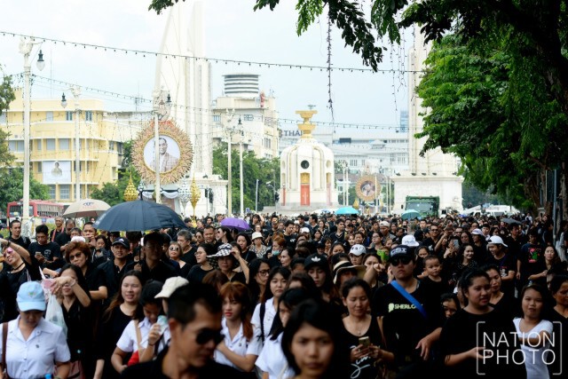 ปชช.หลั่งไหลสู่สนามหลวง
ร่วมร้องเพลง"สรรเสริญพระบารมี"