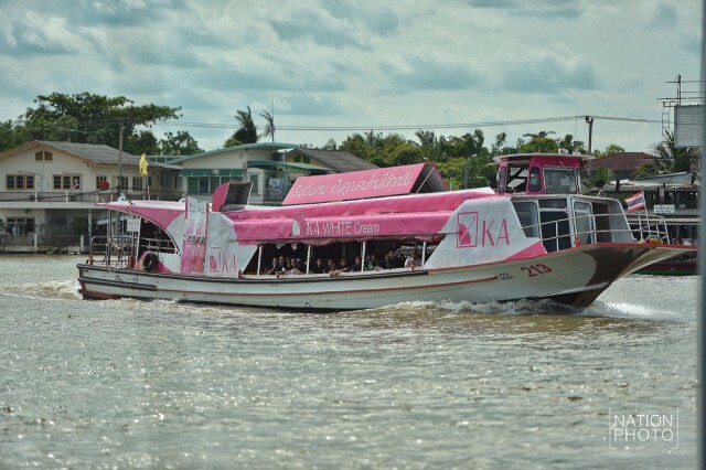 แน่น! ปชช.ต่อคิวขึ้นเรือด่วนเจ้าพระยา ไปร่วมร้องเพลง"สรรเสริญพระบารมี"