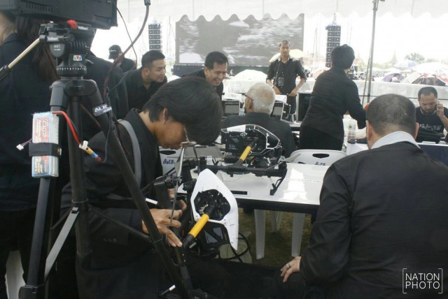 "ท่านมุ้ย" นำทีมเตรียมความพร้อม ถ่ายทำภาพยนตร์สารคดีเพลง "สรรเสริญพระบารมี"