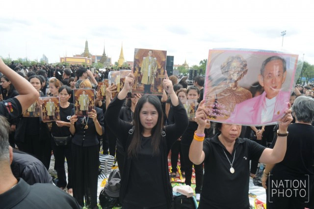 ภาพครั้งประวัติศาสตร์! พสกนิกรเรือนแสนร่วมร้องเพลง"สรรเสริญพระบารมี"