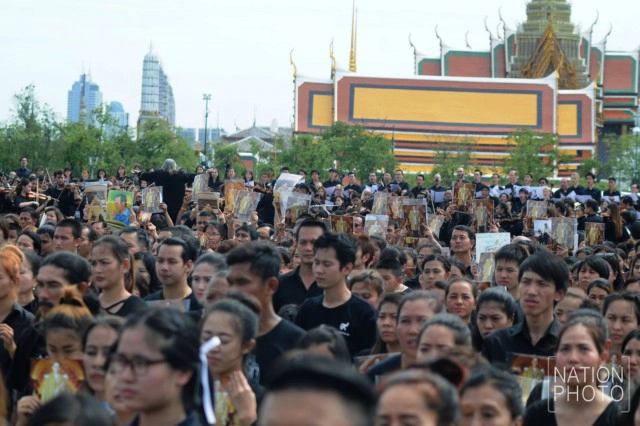 ภาพครั้งประวัติศาสตร์! พสกนิกรเรือนแสนร่วมร้องเพลง"สรรเสริญพระบารมี"