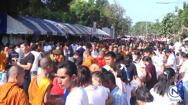 ชาวสหัสขันธ์ตักบาตรภูเขา
ถวายความอาลัยในหลวงร.9