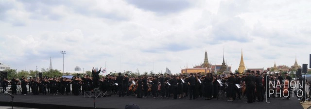 ภาพครั้งประวัติศาสตร์! พสกนิกรเรือนแสนร่วมร้องเพลง"สรรเสริญพระบารมี"