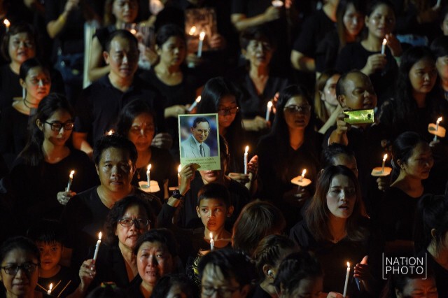 ภาพประวัติศาสตร์! ปชช.ร่วมจุดเทียน ร้องเพลง"สรรเสริญพระบารมี"