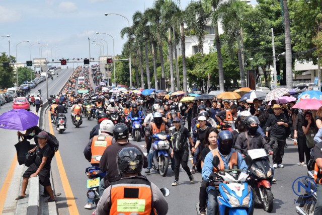 ปชช.หลั่งไหลเดินเท้าข้ามสะพานปิ่นเกล้ามุ่งหน้าสนามหลวงร่วมแสดงความอาลัย