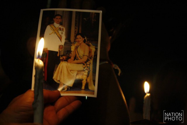 สุดประทับใจ! ภาพชุดที่1 ประชาชนร่วมจุดเทียน ร้องเพลง"สรรเสริญพระบารมี" กึกก้องสนามหลวง