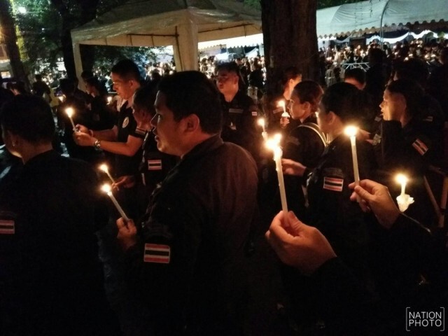 สุดประทับใจ! ภาพชุดที่4 ประชาชนร่วมจุดเทียน ร้องเพลง"สรรเสริญพระบารมี" กึกก้องสนามหลวง