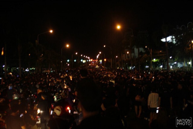 สะพานพระปิ่นเกล้า การจราจรอัมพาต ปชช.แน่นเต็มพื้นที่