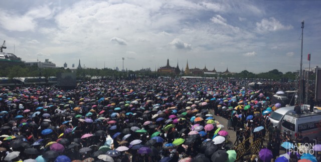 ประชาชนร่วมร้องเพลง สรรเสริญพระบารมี ครั้งประวัติศาสตร์
