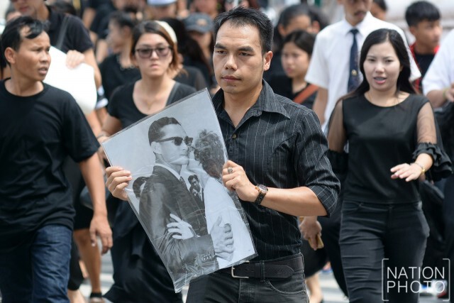 ปชช.หลั่งไหลสู่สนามหลวง
ร่วมร้องเพลง"สรรเสริญพระบารมี"