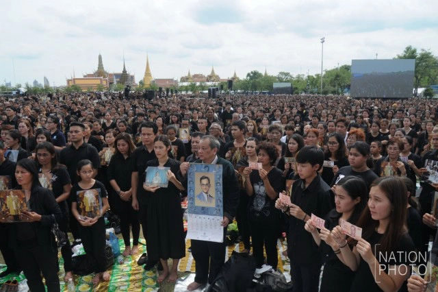 ภาพครั้งประวัติศาสตร์! พสกนิกรเรือนแสนร่วมร้องเพลง"สรรเสริญพระบารมี"