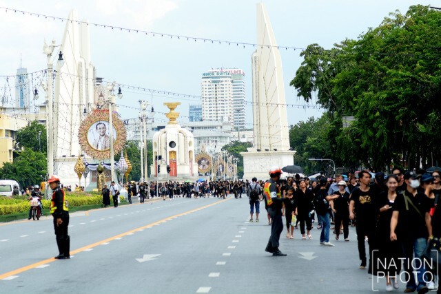 ปชช.หลั่งไหลสู่สนามหลวง
ร่วมร้องเพลง"สรรเสริญพระบารมี"