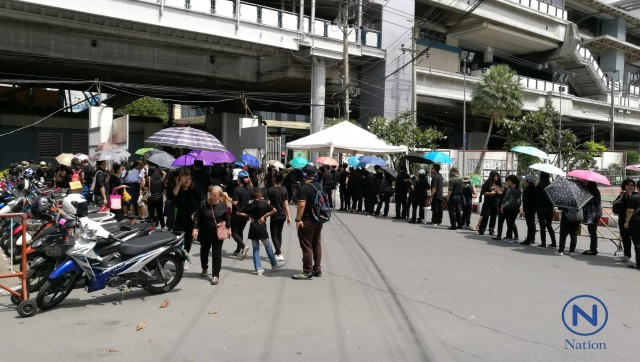 ระดมรถตู้ตำรวจส่งปชช.จากสนามศุภฯไปยังสนามหลวงร่วมแสดงความอาลัย