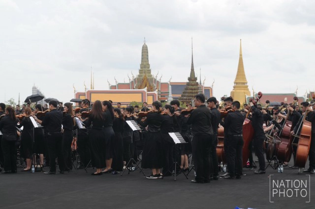 ภาพครั้งประวัติศาสตร์! พสกนิกรเรือนแสนร่วมร้องเพลง"สรรเสริญพระบารมี"