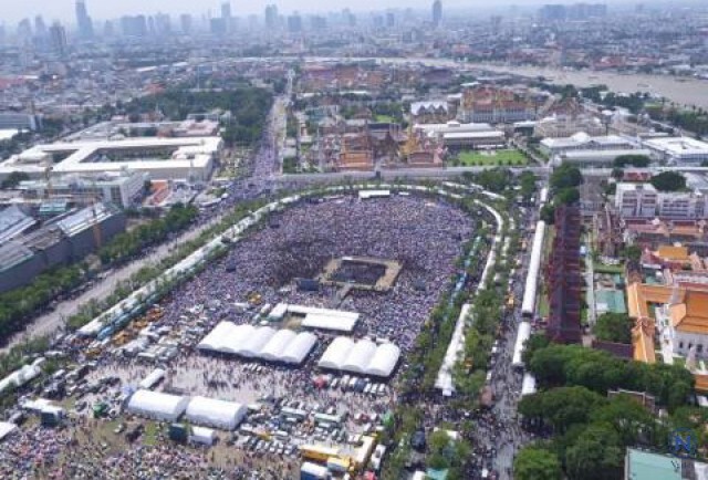 ภาพมุมสูง ปชช.ร่วมร้องเพลง 'สรรเสริญพระบารมี'