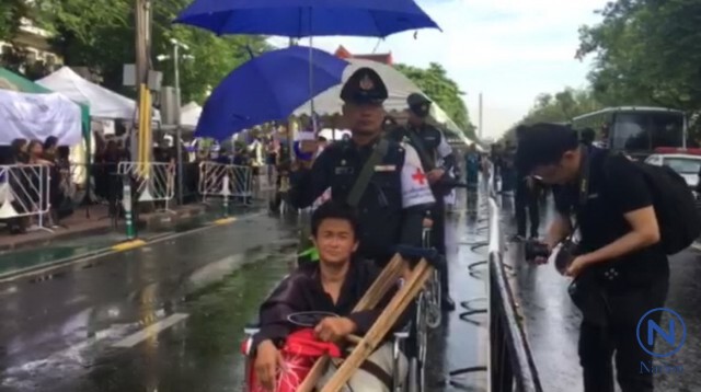 ปชช.แน่นสนามหลวงตั้งแต่เช้าต่อแถวสักการะพระบรมศพยาว1กม. คิวแรกนอนรอ2ทุ่ม ไม่หวั่นแม้ฝนโปรย