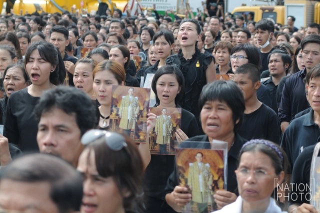 ภาพครั้งประวัติศาสตร์! พสกนิกรเรือนแสนร่วมร้องเพลง"สรรเสริญพระบารมี"