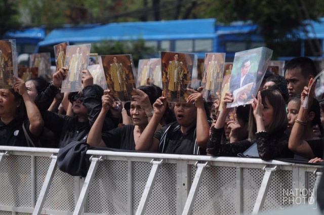 "อ.สมเถา" นำวงออร์เคสตรา และคอรัส 100 คน 
ซ้อมร้องเพลง "สรรเสริญพระบารมี"