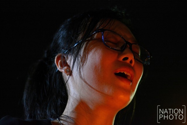 สุดประทับใจ! ภาพชุดที่3 ประชาชนร่วมจุดเทียน ร้องเพลง"สรรเสริญพระบารมี" กึกก้องสนามหลวง
