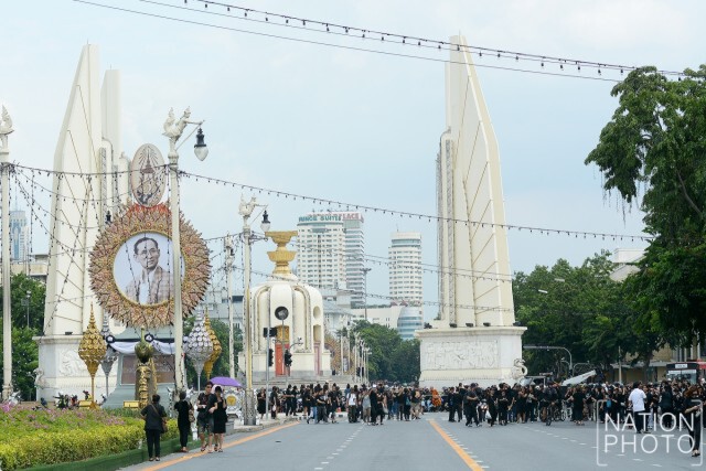 ปชช.หลั่งไหลสู่สนามหลวง
ร่วมร้องเพลง"สรรเสริญพระบารมี"