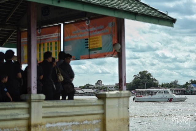 แน่น! ปชช.ต่อคิวขึ้นเรือด่วนเจ้าพระยา ไปร่วมร้องเพลง"สรรเสริญพระบารมี"