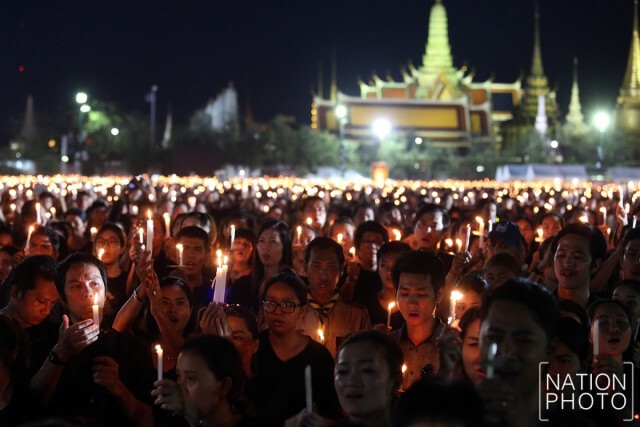 สุดประทับใจ! ภาพชุดที่2 ประชาชนร่วมจุดเทียน ร้องเพลง"สรรเสริญพระบารมี" กึกก้องสนามหลวง