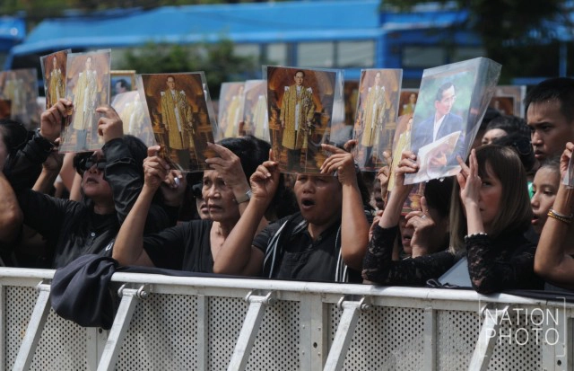 ภาพครั้งประวัติศาสตร์! พสกนิกรเรือนแสนร่วมร้องเพลง"สรรเสริญพระบารมี"