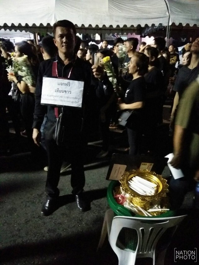สุดประทับใจ! ภาพชุดที่4 ประชาชนร่วมจุดเทียน ร้องเพลง"สรรเสริญพระบารมี" กึกก้องสนามหลวง
