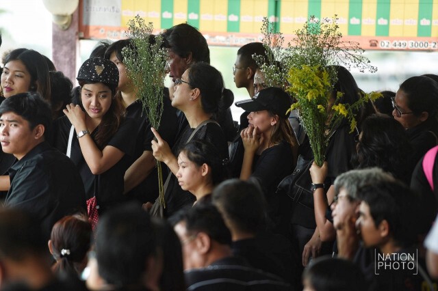 แน่น! ปชช.ต่อคิวขึ้นเรือด่วนเจ้าพระยา ไปร่วมร้องเพลง"สรรเสริญพระบารมี"