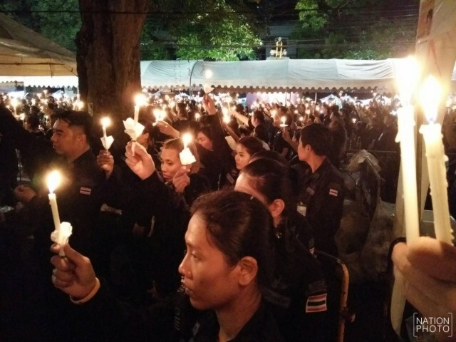 สุดประทับใจ! ภาพชุดที่4 ประชาชนร่วมจุดเทียน ร้องเพลง"สรรเสริญพระบารมี" กึกก้องสนามหลวง