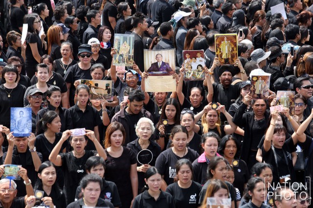 ปชช.ร่วมสร้างประวัติศาสตร์
ร้องเพลง"สรรเสริญพระบารมี"แน่นสนามหลวง