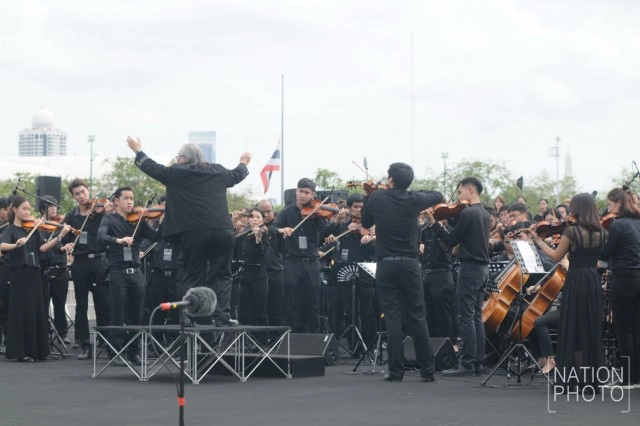 ภาพครั้งประวัติศาสตร์! พสกนิกรเรือนแสนร่วมร้องเพลง"สรรเสริญพระบารมี"