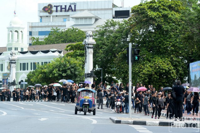 ปชช.หลั่งไหลสู่สนามหลวง
ร่วมร้องเพลง"สรรเสริญพระบารมี"
