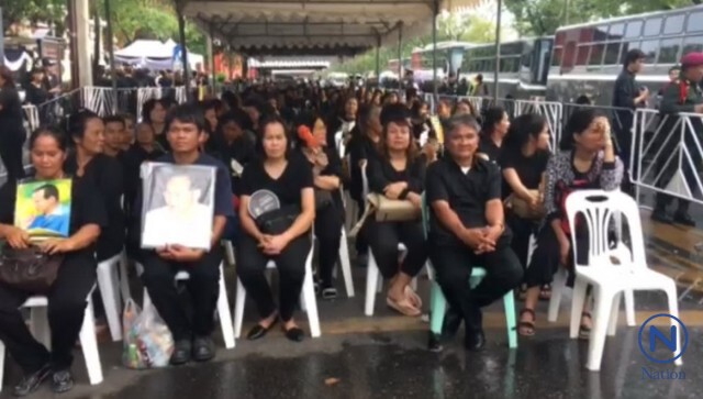 ปชช.แน่นสนามหลวงตั้งแต่เช้าต่อแถวสักการะพระบรมศพยาว1กม. คิวแรกนอนรอ2ทุ่ม ไม่หวั่นแม้ฝนโปรย