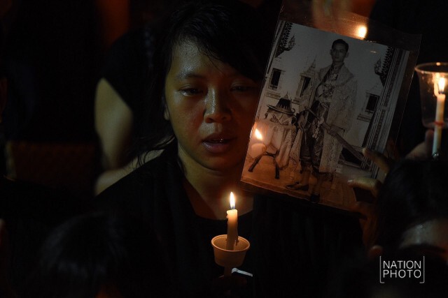 ภาพประวัติศาสตร์! ปชช.ร่วมจุดเทียน ร้องเพลง"สรรเสริญพระบารมี"