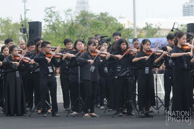 ภาพครั้งประวัติศาสตร์! พสกนิกรเรือนแสนร่วมร้องเพลง"สรรเสริญพระบารมี"