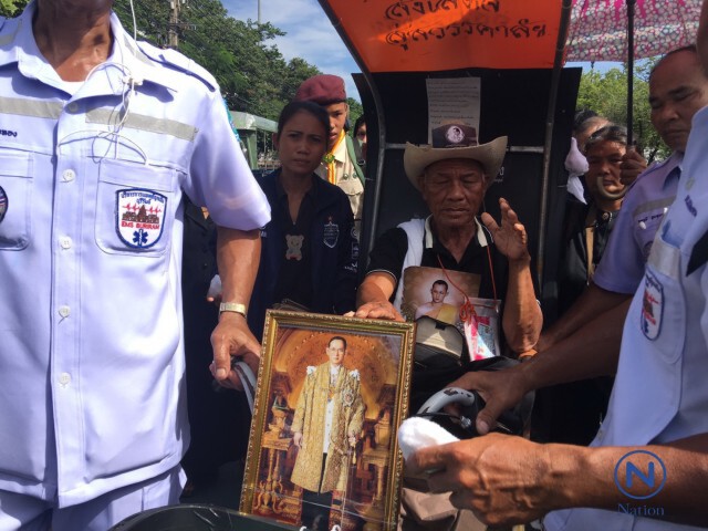 "ลุงปาน"ถึงสนามหลวง หลั่งน้ำตา-ภูมิใจร่วมสักการะ-ถวายอาลัยพระบรมศพได้สำเร็จ